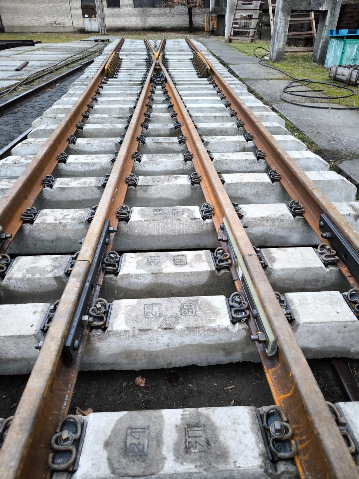 Вплетіння типу Р65 марки 1_11 колія 1435мм до колії 1520мм на залізобетонному брусі