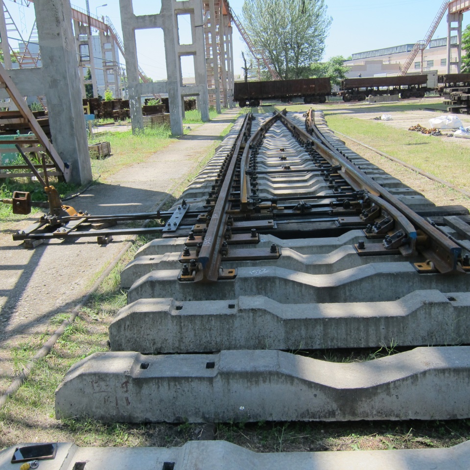 Фото1. Стрілочний перевід Р65, марка 1/9, колії 1524 мм з ручною стрілочною машиною Дн 340 на випробувальному полігоні АТ &laquo;ДнСЗ&raquo;